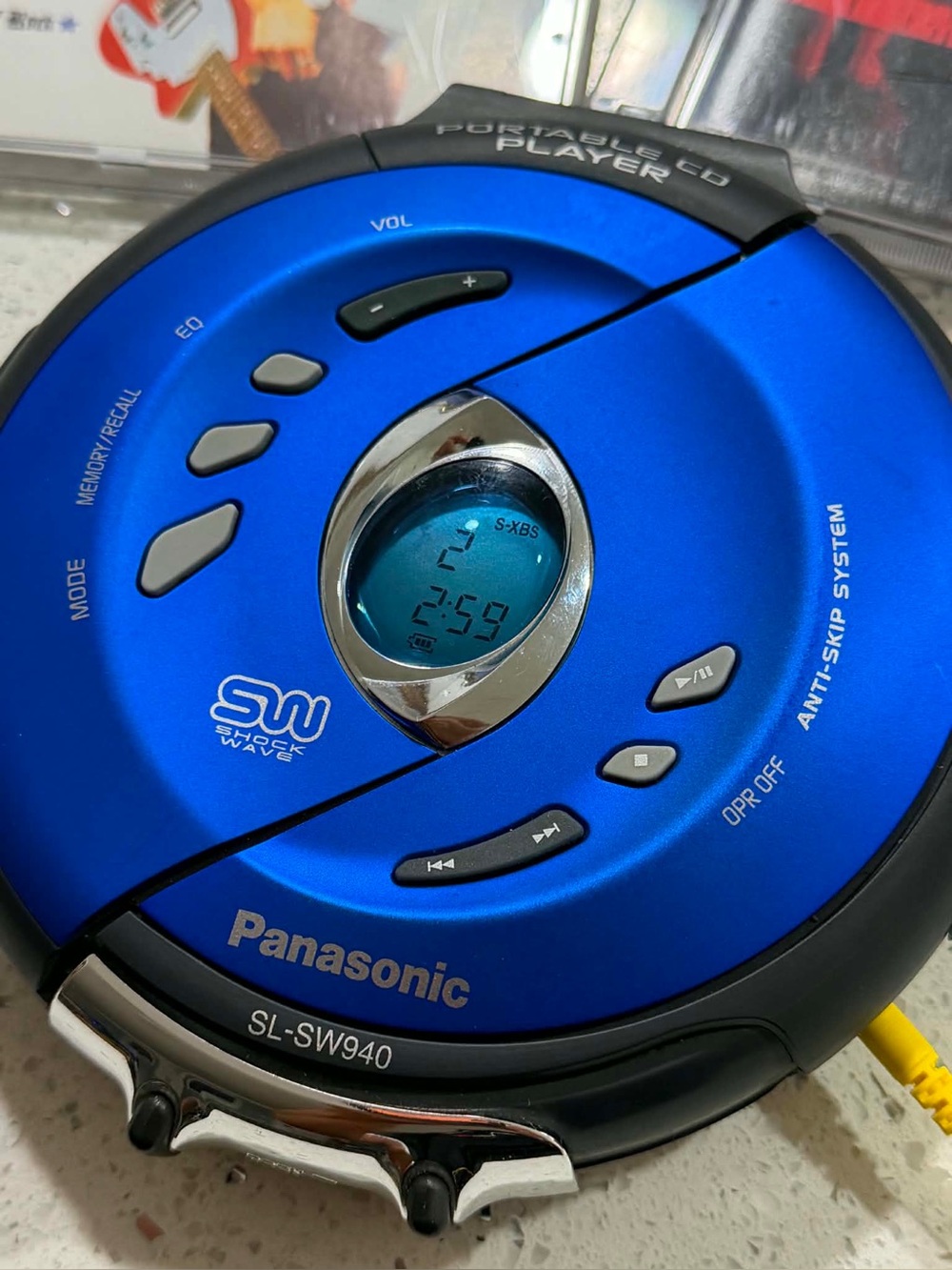 Panasonic ShockWave SL-SW940 water-resistant portable CD player - Picture 2 of 2